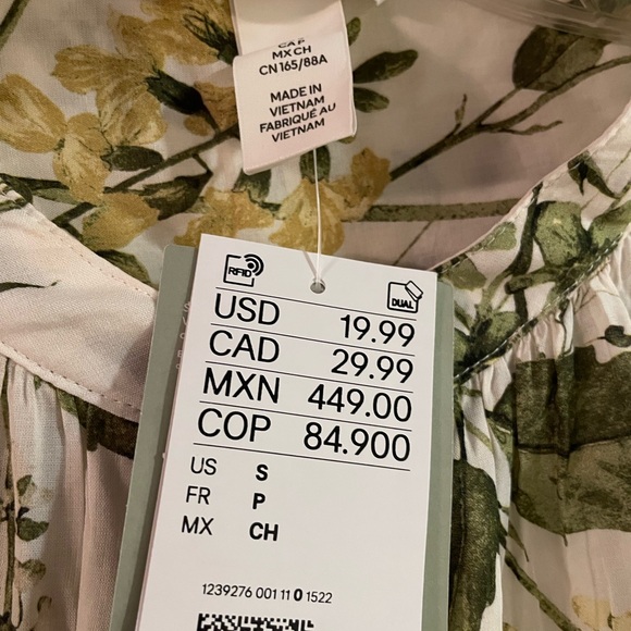 H&M Balloon Sleeve Blouse - Cream Floral - Size Small. NWT - Picture 3 of 3